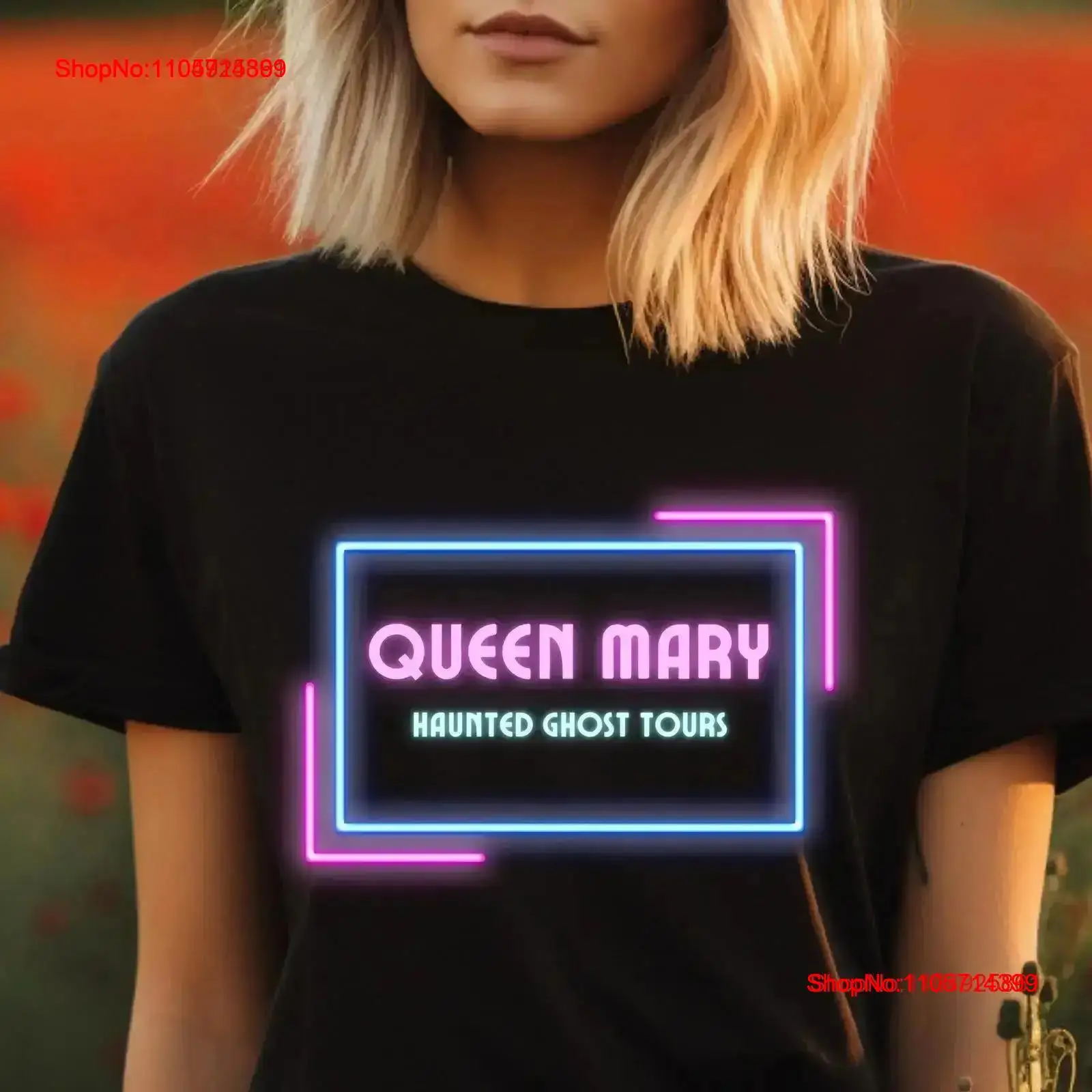 Lighting By Queen - クイーン・メアリーの幽霊が潜むハロウィンTシャツ ユニークなブラックライト不気味なネオンデザイン by WordT ShirtCo ヴィンテージウォッシュ加工